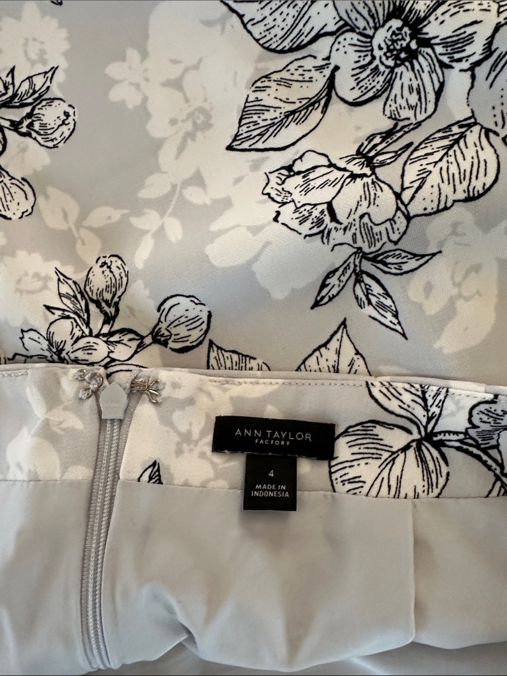 🚨2 for $10🚨Ann Taylor Factory Light Gray Pencil Skirt with Black Floral Print - Picture 3 of 3